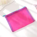 Nahaufnahme der rosa Netztasche mit blauem Reißverschluss für Schreibwaren oder Kosmetik - Fuchsia