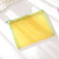 Detail der gelben Mesh-Tasche mit hellblauem Reißverschluss und Netzstruktur - Gelb