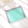 Detailansicht der minzgrünen Netztasche mit rotem Reißverschluss und Nylon-Gewebe - Hellblau