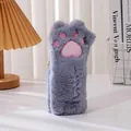 Süßes graues Plüsch-Katzenpfoten-Federmäppchen mit rosa Stickerei auf Holztisch - Grau