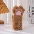 Detail eines flauschigen Katzenpfoten-Mäppchens mit rosa Stickerei und weicher Textur - Braun