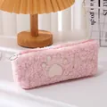 Dettaglio dell'astuccio in peluche rosa con ricamo a zampa di gatto e cerniera argento - Stile Ricamo Zampa di Gatto / Rosa