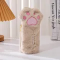 Detail eines niedlichen Plüsch-Katzenpfoten-Mäppchens mit Stickerei und goldenem Reißverschluss - Beige