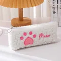Primo piano dell'astuccio in peluche bianco con ricamo zampa di gatto e motivi a cuore - Stile Ricamo Zampa di Gatto / Bianco