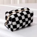 Primer plano del estuche de felpa de tablero de ajedrez con cremallera dorada - Negro y Blanco