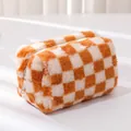 Detalle de estuche de peluche con estampado de cuadros y cremallera de alta calidad - Marrón Blanco