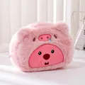 Dettaglio dell'astuccio Loopy in peluche rosa con consistenza morbida e ricamo carino - Maialino Rosa