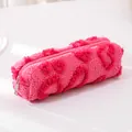 Astuccio in peluche rosa con motivo a cuore e cerniera argentata su sfondo bianco - Piccolo / Rosa Rosso