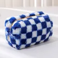 Detalle de estuche de felpa a cuadros azul y blanco con textura suave y cremallera dorada - Azul Blanco