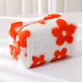 Detalle de estuche de peluche con estampado de flores y cremallera metálica naranja - Flor Naranja