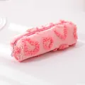 Astuccio in peluche rosa con motivo a cuore 3D e cerniera per articoli di cancelleria - Piccolo / Rosa Acqua