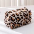 Detail van pluche etui met luipaardprint, imitatiebont en gouden ritssluiting - Beige