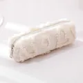 Dettaglio dell'astuccio in peluche bianco con texture in finta pelliccia e zip argento - Piccolo / Bianco Sporco