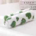 Dettaglio dell'astuccio in peluche bianco con cuori verdi e cerniera in argento - Stile Cuore Bianco e Verde