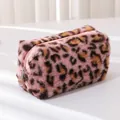 Detailopname van roze pluche etui met luipaardprint, zacht imitatiebont en metalen rits - Roze