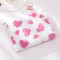 Dettaglio dell'astuccio in peluche bianco con cuori rosa e cerniera in metallo lucido - Rosa