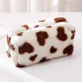 Dettaglio dell'astuccio in peluche con stampa mucca, pelliccia sintetica e zip in metallo - Grande / Cuore Caffè