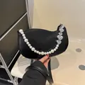 Bolso negro minimalista con cadena de perlas decorativas y corazones metálicos - Negro