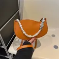 Bolso media luna naranja de cuero sintético con cadena de perlas y dijes de corazón - Marrón
