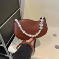 Bolso de hombro de cuero marrón oscuro con asa de perlas y eslabones de corazón plata - Marrón
