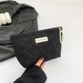 Neceser negro con relieve de corazones, etiqueta de moda y asa de perlas blancas - Negro