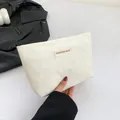 Neceser blanco con relieve de corazones, etiqueta Fashion Bag y asa para viaje - Blanco