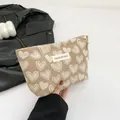 Neceser de lona caqui con estampado de corazones y colgante de perla en la cremallera - Caqui