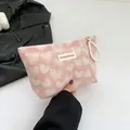 Neceser rosa con estampado de corazones, asa de perlas blancas y cremallera dorada - Rosa