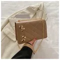Braune Stepptasche mit goldenen Schleifen-Details und Kettenriemen in edler Optik - Khaki