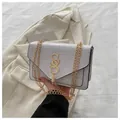Witte crossbodytas met krokodillenreliëf, gouden ketting en een stijlvolle kwast - Wit