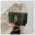 Donkergroene crossbodytas met krokodillenprint, gouden S-logo en kettingriem - Groen