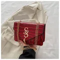 Rode crossbodytas met krokodillentextuur, gouden kwastje en metalen kettingriem - Rood