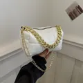 Weiße gesteppte Puffer-Umhängetasche mit goldener Kette und Reißverschluss-Detail - Weiß