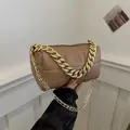 Gesteppte Kissentasche in Milchtee-Farbe mit goldener Kette und PU-Leder-Finish - Khaki