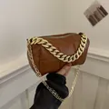 Braune gesteppte Kissen-Handtasche mit goldener Kette und feinem Metall-Schultergurt - Braun