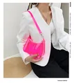 Vue détaillée du sac d'épaule en PVC transparent rose néon avec boucles en métal argenté - Rose