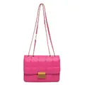Sac à bandoulière matelassé rose fuchsia avec chaîne dorée et fermoir en métal doré - Rose rouge