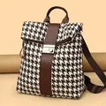 Mochila con diseño de pata de gallo en marrón y blanco con correa de cuero y hebilla - Marrón