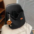 Bolso bandolera de pana negra con parche de deporte y adorable peluche de oso - Negro (Con Colgante)