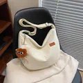 Bolso bandolera de pana beige con parche deportivo y colgante de peluche suave - Blanco (con Colgante)