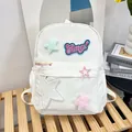 Detailansicht weißer Rucksack mit bunten Sternen-Patches und Omg-Stickerei-Verzierung - Weiß