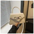 Dettaglio della borsa bianca con un fiocco di strass scintillanti sulla patta frontale - Bianco