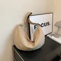 Bolso bandolera de media luna beige grande en nailon mate con correa ajustable y zip - Talla única / Caqui