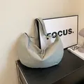 Bolso bandolera de nailon verde salvia con correa ajustable y diseño minimalista - Talla única / Gris