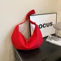 Bolso bandolera de nylon rojo grande tipo media luna con correa ancha ajustable - Talla única / Rojo