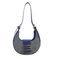 Bolso de hombro media luna en azul y gris en contraste con hebilla de metal dorado - Azul