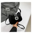 Elegante bolso bandolera negro con hebilla de cristal y correa ajustable - Negro