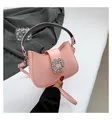 Elegante bolso de hombro en cuero rosa con hebilla de cristal y asa gris - Rosa
