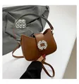 Bolso silla de montar marrón de cuero sintético con hebilla de cristal y bandolera - Marrón