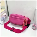 Détail du sac banane rose pour enfants avec fermeture tressée et sangle réglable - Rose